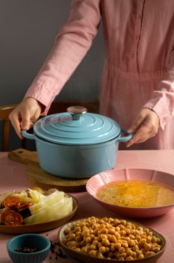 Ceramic vs stainless steel cookware comparison – two pans side by side