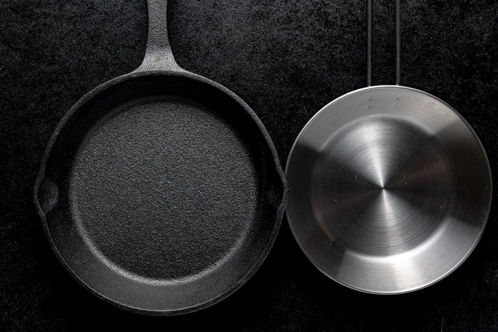 Hard-anodized vs stainless steel cookware comparison – two pans side by side